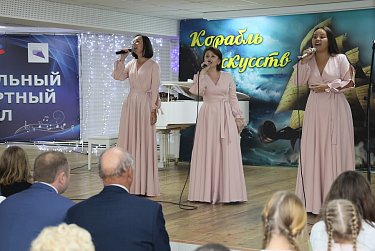 Металлургов чествуют солисты и музыканты